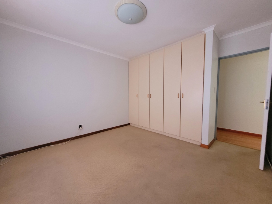 To Let 4 Bedroom Property for Rent in Wavecrest Eastern Cape